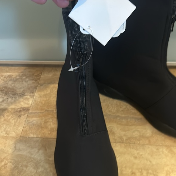 Proper scotch guard waterproof winter boots black new. Size 9. Warm - Picture 2 of 6